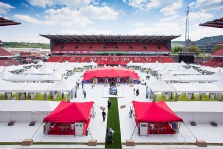 Veldeman verandert voetbalstadion in tentendorp