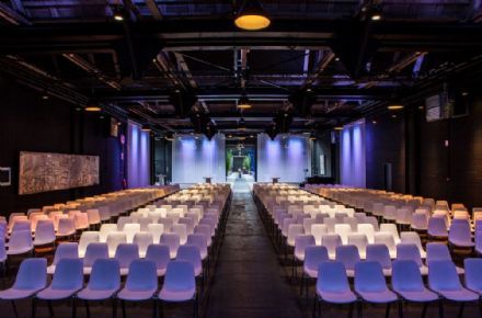 Vernieuwde plenaire zaal Rijtuigenloods volop in gebruik