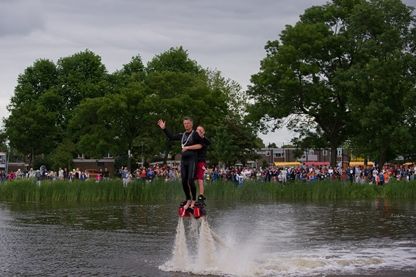 Vliegende burgemeester opent Haarlems Reinaldapark