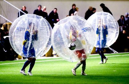 Vrijdagmiddag voer: wie durft het aan? Een potje BumperZ Bubble Football