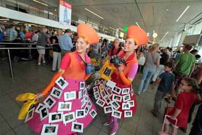 Wachtverzachters van Aaaaha! the Actor Factory vrolijken Schiphol weer op