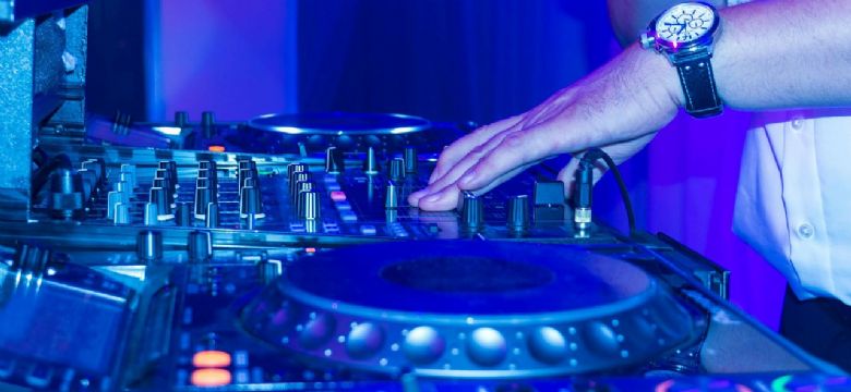 Welke DJ vraagt 2 ton voor een bedrijfsevenement?