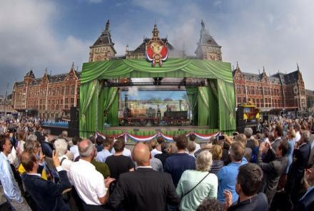 Xsaga zet theatraal evenement neer op Stationsplein Amsterdam