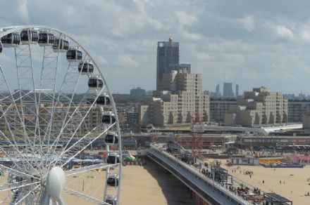 Zakelijk speeddaten in een reuzenrad op de Pier in Scheveningen